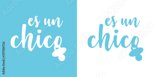 Anuncio de llegada de bebé niño. Letras mensaje es un chico en texto manuscrito en español con chupete color azul para su uso en invitaciones y tarjetas