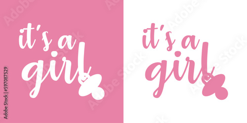 Anuncio de llegada de bebé niña. Letras mensaje it's a girl en texto manuscrito con chupete color rosa para su uso en invitaciones y tarjetas
