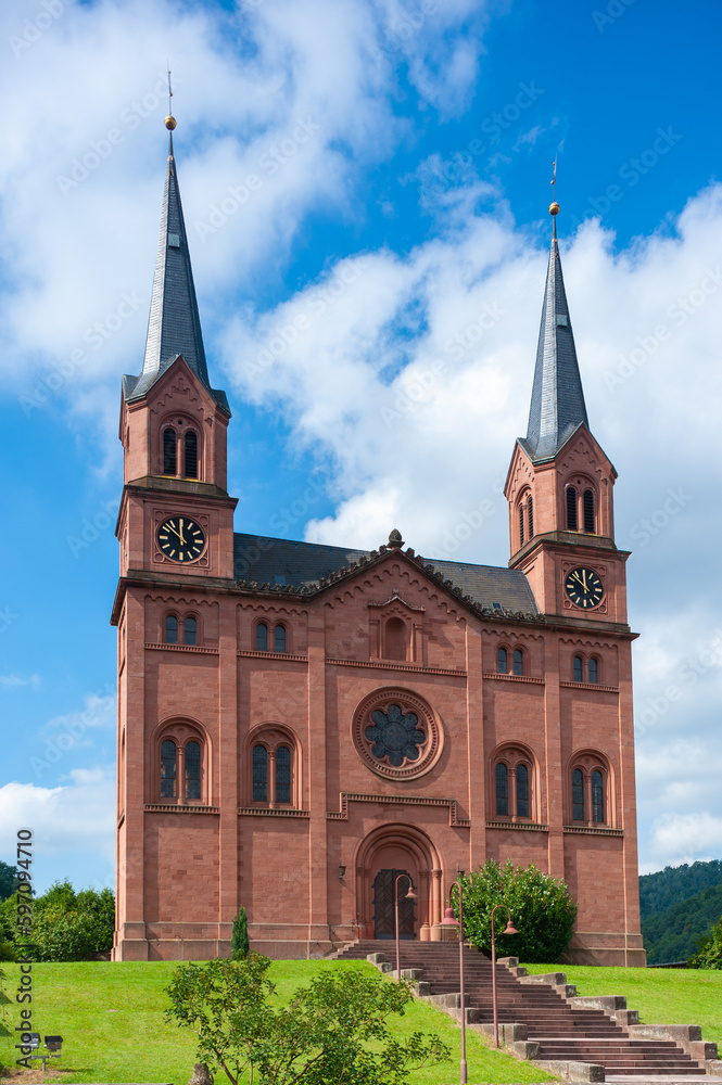Doppelturmfassade der Protestantischen Kirche in Wilgartswiesen. Region Pfalz im Bundesland Rheinland-Pfalz in Deutschland
