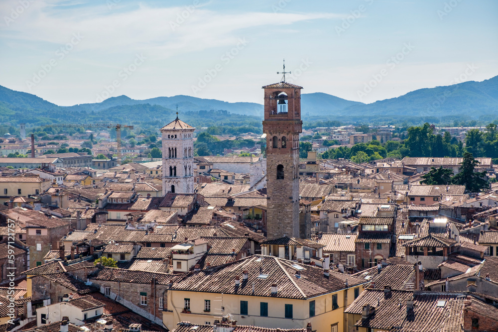 Blick auf den Uhrtum Torre delle Ore und auf die Kirche San Michele in Foro, Lucca, Toskana, Italien