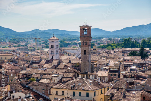 Blick auf den Uhrtum Torre delle Ore und auf die Kirche San Michele in Foro, Lucca, Toskana, Italien