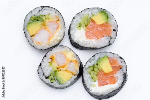 Izolowane Sushi futomaki na białym tle