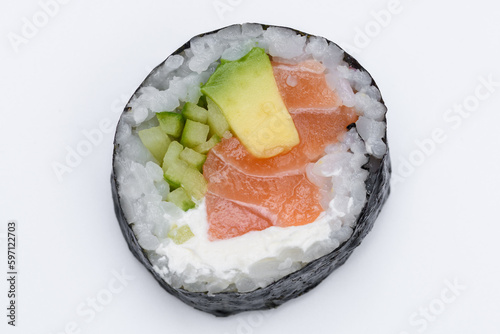 Pojedynczy kawałek sushi futomak z łososiem ryżem i awokado na białym tle