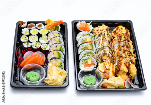 Sushi box na wynos w pojemnikach na białym tle