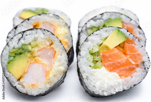 Izolowane zrolowane kawałki sushi