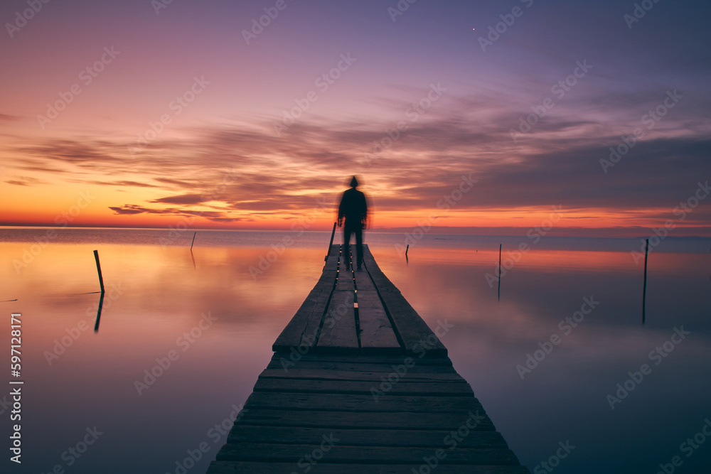 Obraz premium silhouette on pontoon at sunrise