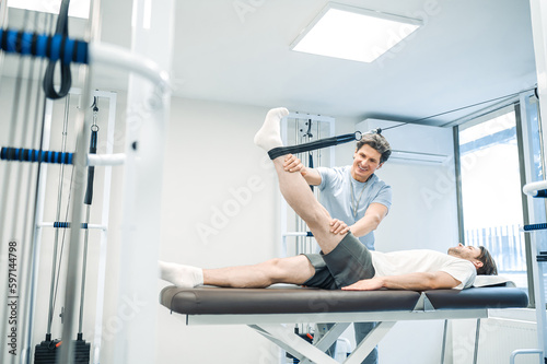 Fotografia Physal therapist working with patients limb hyperextension