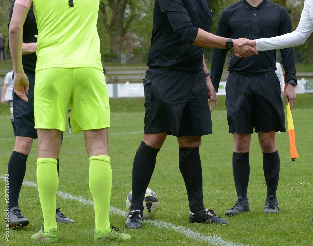 le check ou fist bump entre les joueurs et arbitre au football le check ou fist bump entre les joueurs et arbitre au football