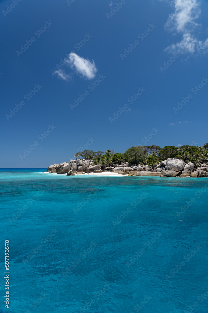 Félicité, Seychellen, hochkant, vom Wasser aus fotografiert.