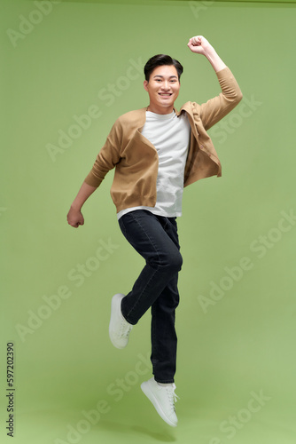 Obraz na płótnie Full size photo of young happy excited crazy positive man jumping hold fists in victory w salonie