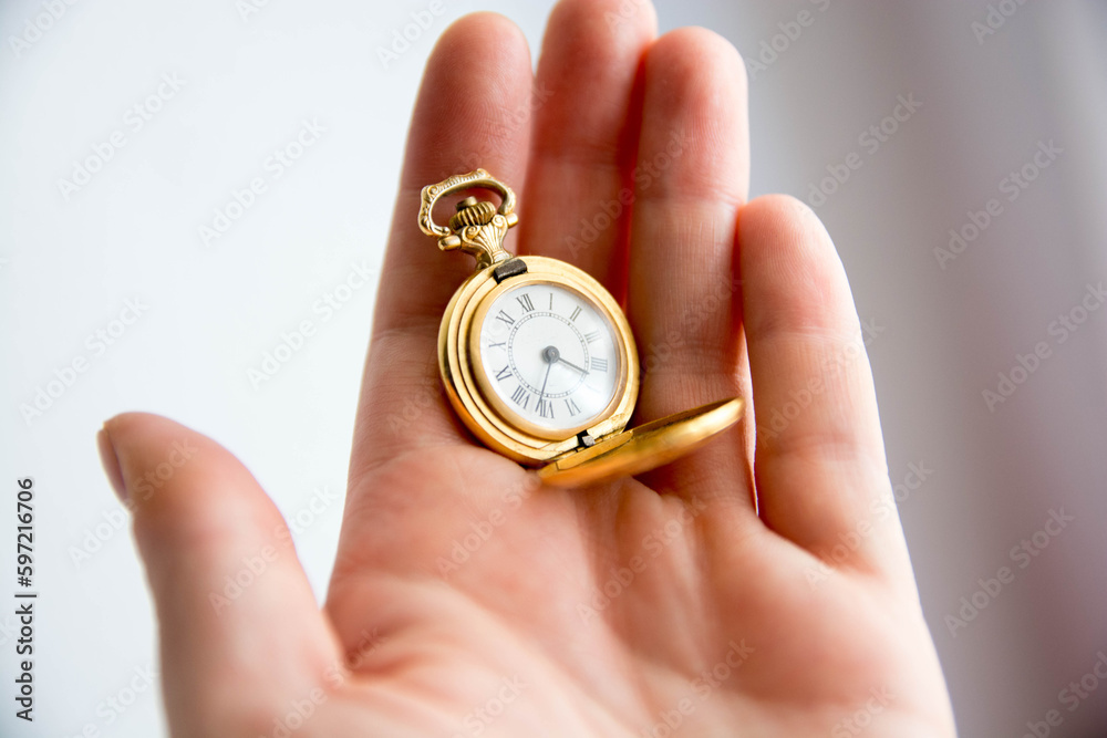 Mano sosteniendo reloj de bolsillo antiguo. Dorado. Copy space. Concepto tiempo. Mano sosteniendo reloj de bolsillo antiguo. Dorado. Copy space. Concepto tiempo.