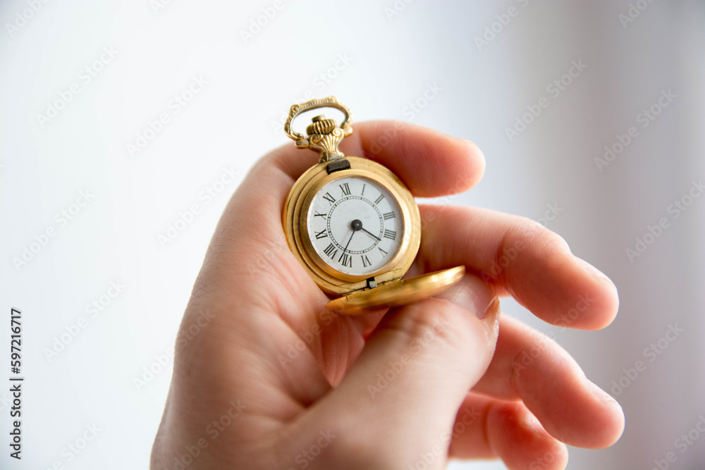 Mano sosteniendo reloj de bolsillo antiguo. Dorado. Copy space. Concepto tiempo. Mano sosteniendo reloj de bolsillo antiguo. Dorado. Copy space. Concepto tiempo.