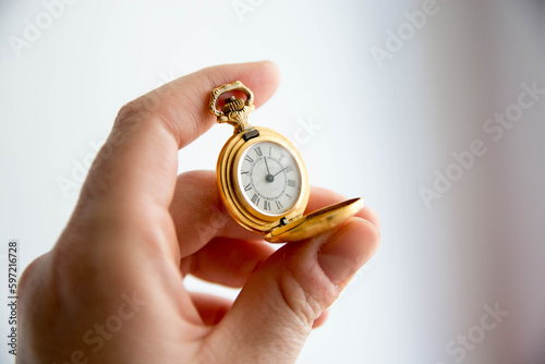 Foto Mano sosteniendo reloj de bolsillo antiguo
