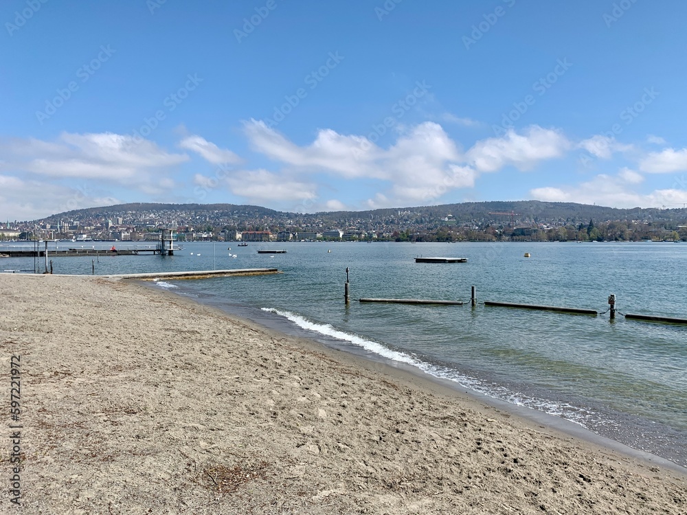 Zürichsee - See der Stadt Zürich im Seebad mit Sandstrand Mythenquai im Quartier Wollishofen