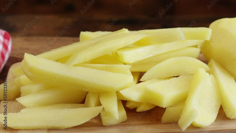 tas de frites crues, en gros plan, sur une table tas de frites crues, en gros plan, sur une table