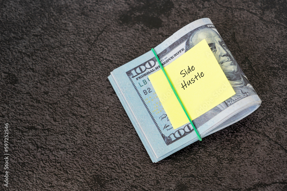 Φωτογραφία Financial bills and adhesive note with text - Side hustle