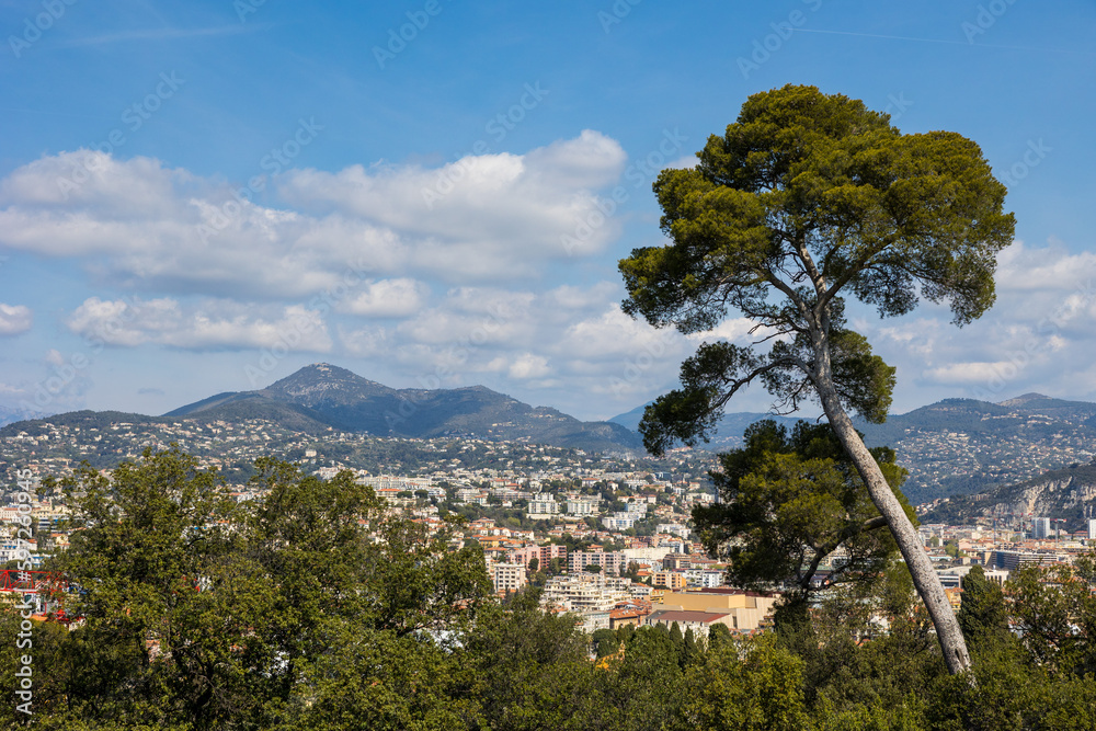 Panorama sur les quartiers nord et nord-est de Nice depuis le sommet du Mont Alban