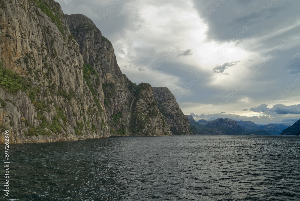 Steilwand auf dem Weg zum Lysefjord - Stanvanger Steilwand auf dem Weg zum Lysefjord - Stanvanger