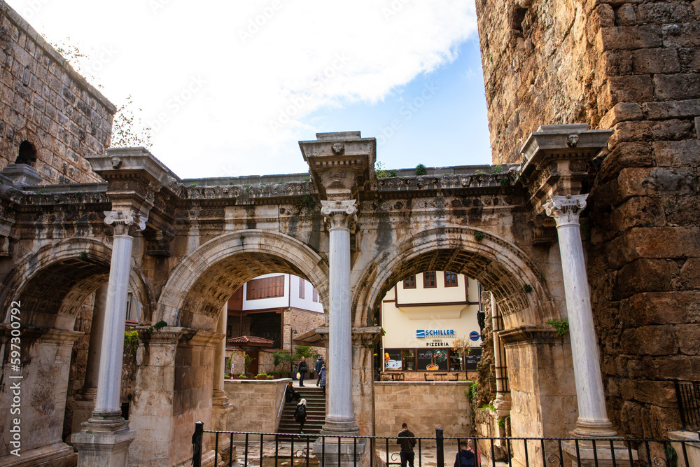 Fototapeta premium Hadrian's Gate in the old town of Antalya, Turkey. Ancient architecture.