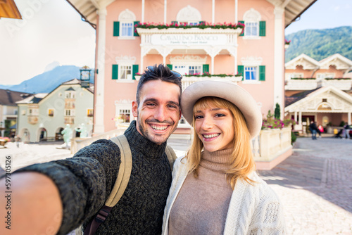 Canvastavla Couple taking selfie while travelling