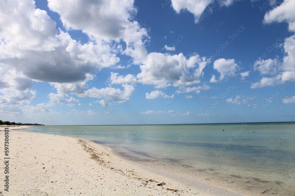 Paisaje de playa con nubes y mar