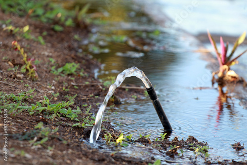 Konstfotografi salvador, bahia, brazil - april 27, 2023: water pipe leaking in the street, featuring a potaval water discharge