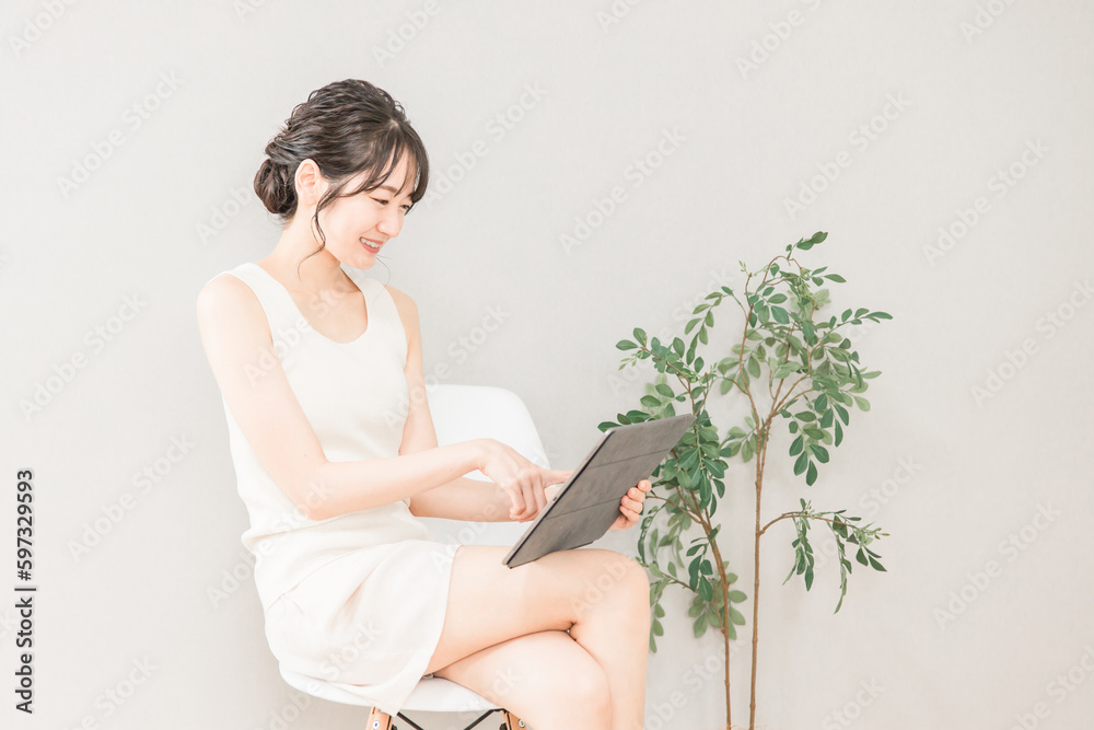 タブレットで動画・映像・映画などをストリーミング再生する笑顔の日本人女性
タブレットで動画・映像・映画などをストリーミング再生する笑顔の日本人女性