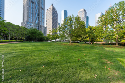 Obraz na płótnie green lawn with city park w salonie