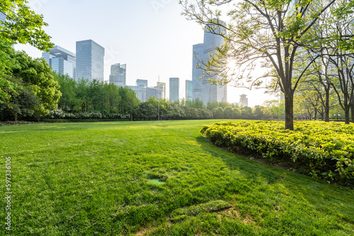 Obraz na płótnie shanghai city skyline with green lawn w salonie