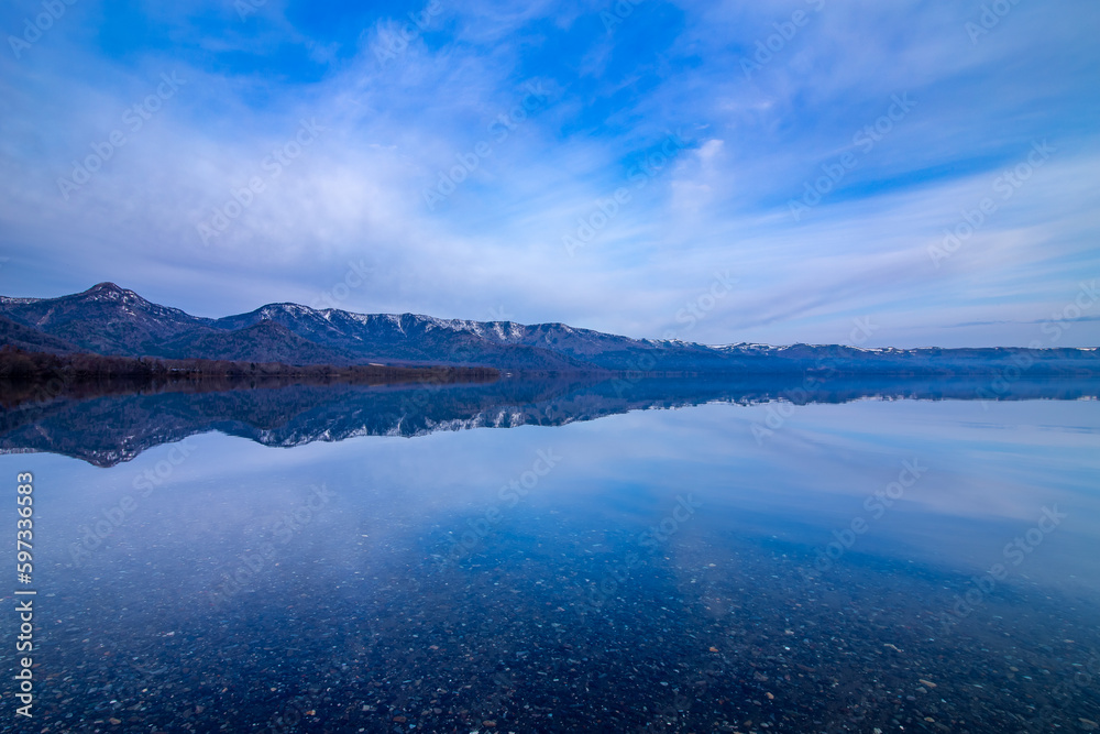 晴れた日の湖の爽やかな風景。北海道の屈斜路湖。