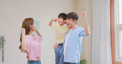 Принти на полотні asian parent happy kid grwoing