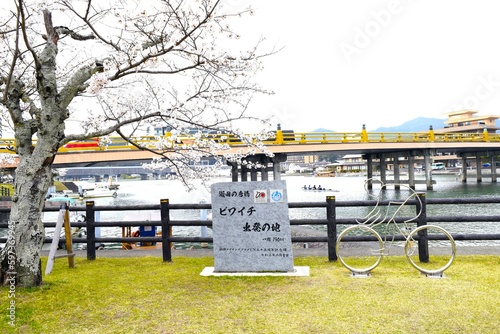 琵琶湖一周のサイクリング、ビワイチ出発の地の石碑と瀬田の唐橋、ビワイチ photo