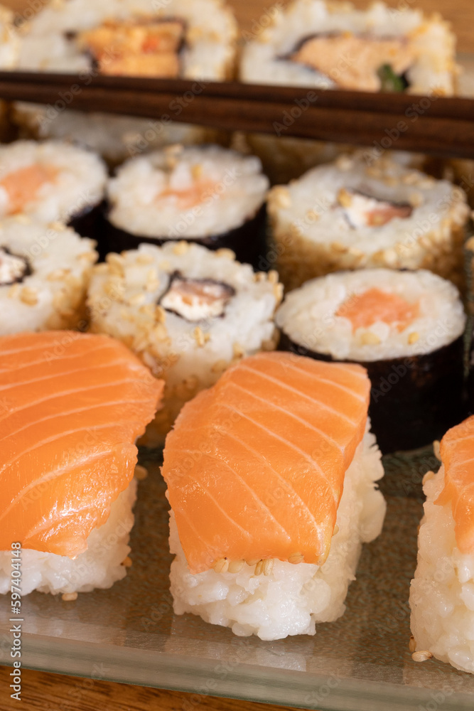 plat de sushi et maki, en gros plan, sur une table plat de sushi et maki, en gros plan, sur une table