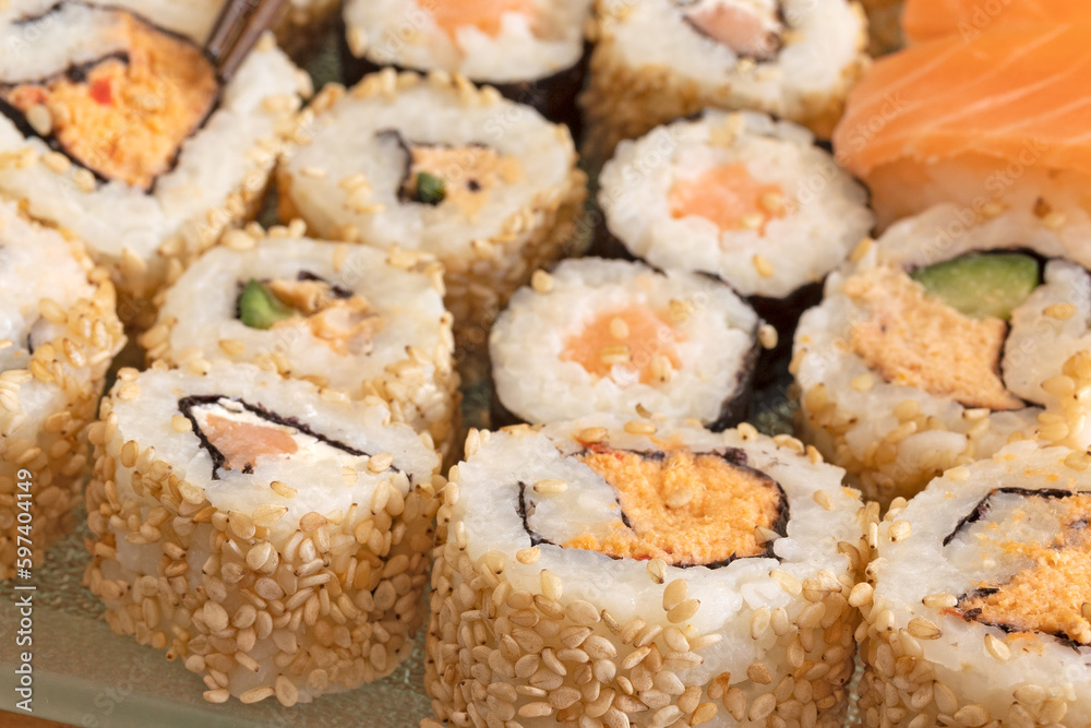 plat de sushi et maki, en gros plan, sur une table plat de sushi et maki, en gros plan, sur une table