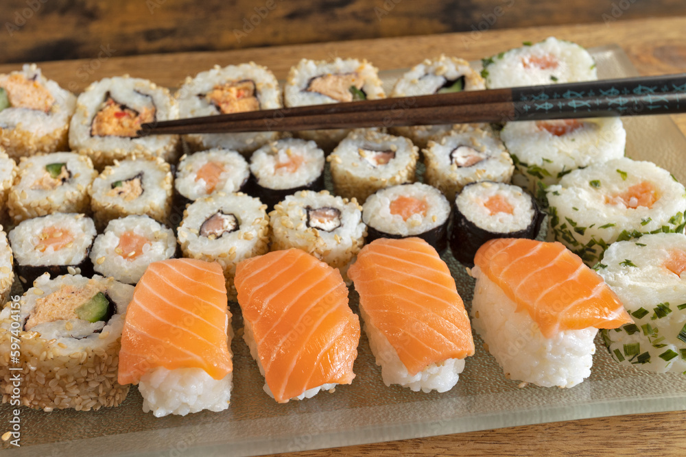 plat de sushi et maki, en gros plan, sur une table