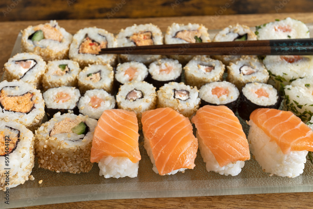 plat de sushi et maki, en gros plan, sur une table plat de sushi et maki, en gros plan, sur une table