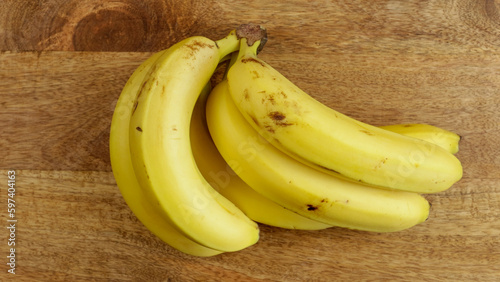  plusieurs bananes, en gros plan, isolé sur une table en bois