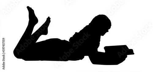 silhouette di giovane ragazza sdraiata che legge un libro