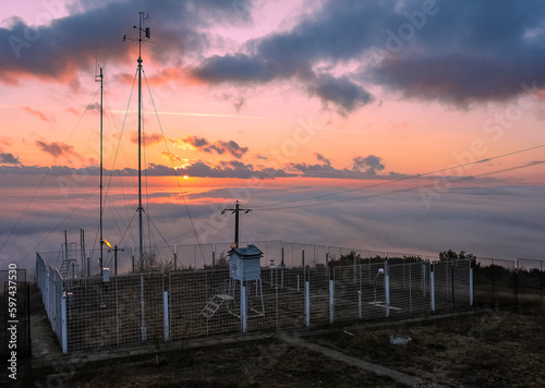 Obraz na płótnie hill weather station at sunrise w salonie