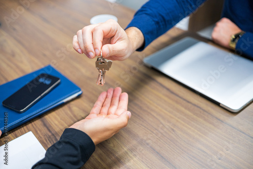 Φωτογραφία Cerrar la mano de la casa, el agente de apartamentos o el agente inmobiliario tenía la llave del nuevo propietario, inquilino o alquiler