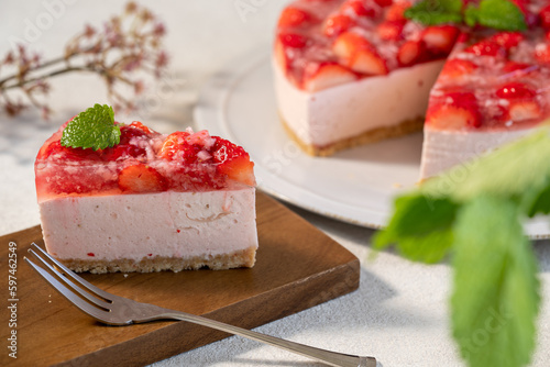 カットされたいちごのレアチーズケーキ