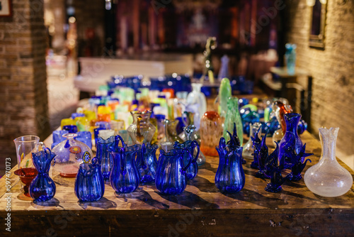Photo Murano glass exhibition of handmade glassware at workshop in Murano, Italy