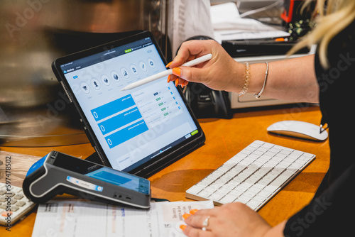 mano chica con table para tienda online