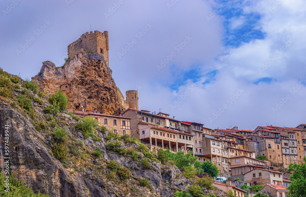 Fototapeta premium Pueblo y castillo en la montaña
