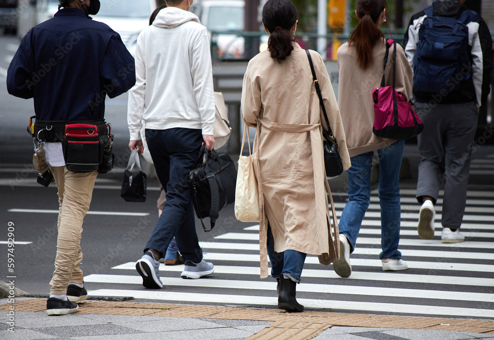 Fototapeta premium 朝の通勤時間帯で横断歩道を渡る人々の姿