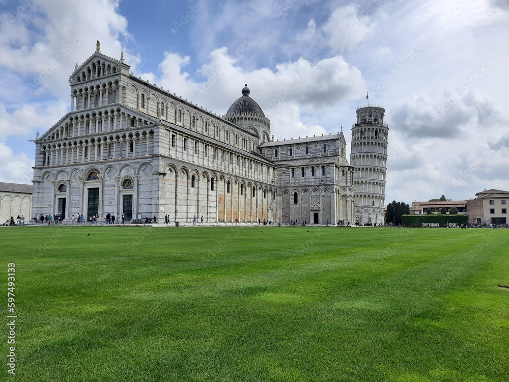 Piazza dei miracoli di Pisa - Toscana - Italia con Duomo e torre pendente.