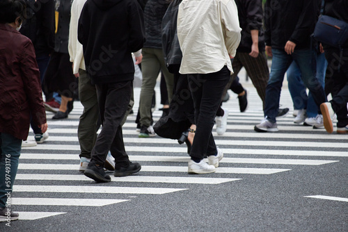 朝の通勤時間帯で横断歩道を渡る人々の姿 © zheng qiang
