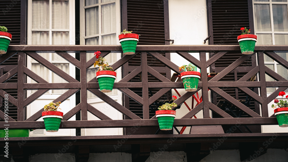 Naklejka premium Balcon fleuri vue à Hondarribia (Fontarrabie, Pays Basque) Espagne