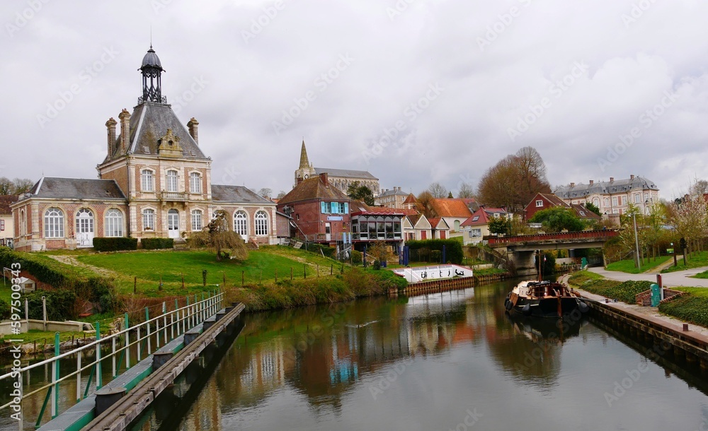 Mairie et église Saint Jean-Baptiste du village de Long au bord de l'eau dans la Somme en France Europe