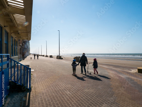 Promenade familiale avec trottinette en bord de mer
